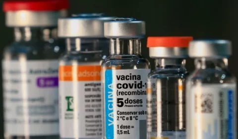 Vacina da Covid reduz risco de infarto e AVC em idosos, aponta estudo