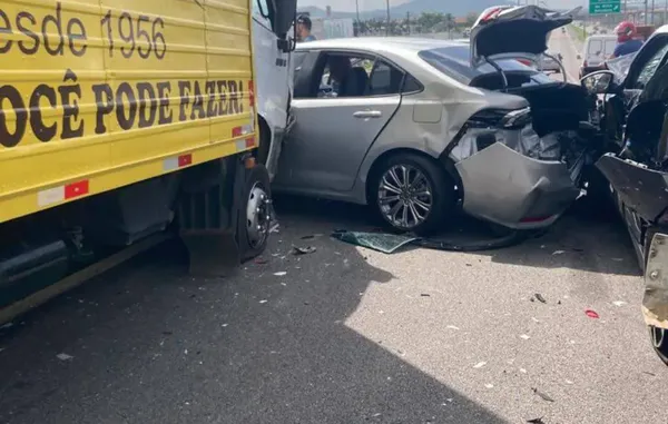 Carro que a desembargadora estava foi colidiu com outros veículos, entre eles, um caminhão — Foto: Arquivo Pessoal