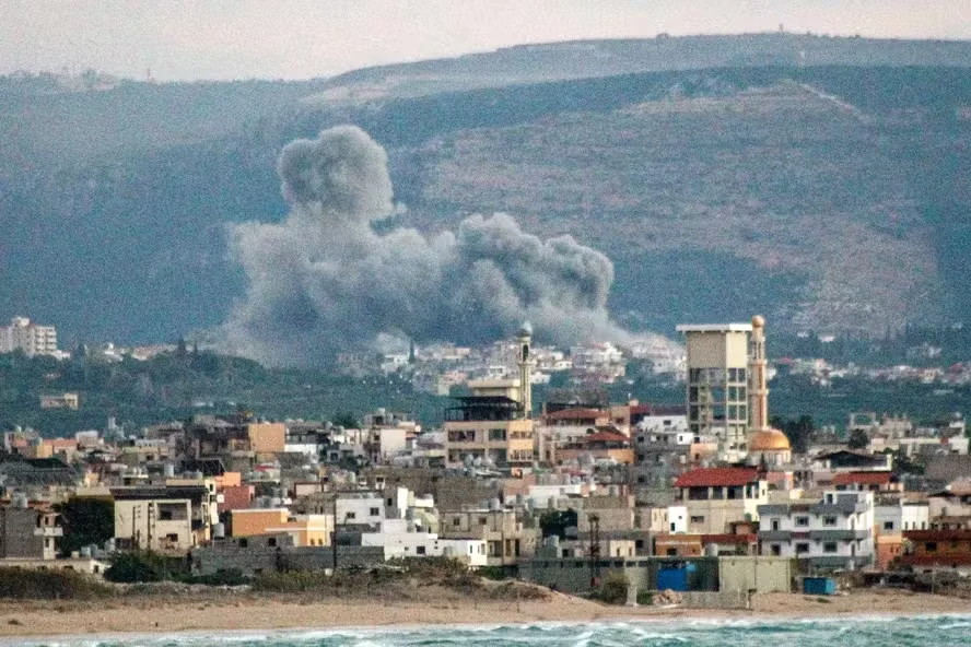 Visão geral da cidade de Tiro, no sul do Líbano, mostra uma nuvem de fumaça surgindo após um ataque aéreo israelense na vila de Qlayleh em 30 de setembro de 2024 — Foto: Kawnat HAJU / AFP