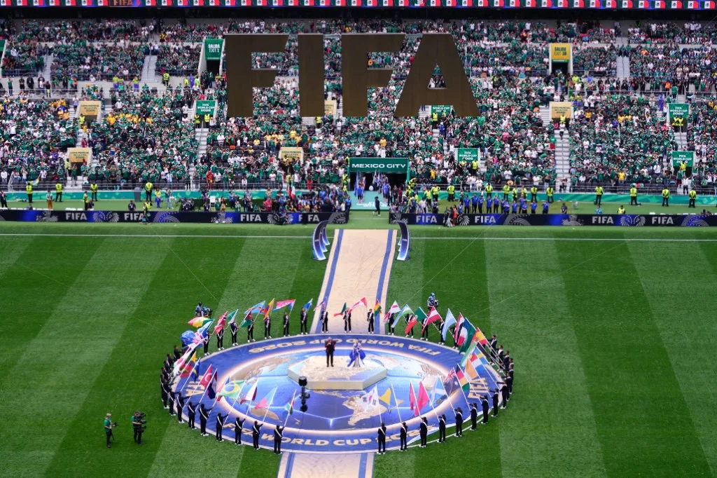 Estreia foi marcada por protestos do lado de fora do Estádio Azteca | Crédito: Jose HERNANDEZ / Anadolu via AFP