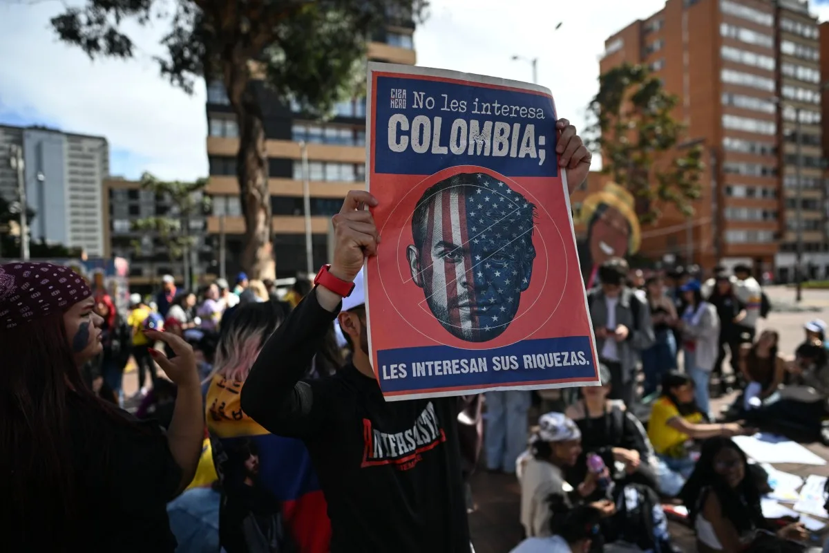 Apoiador de Iván Cepeda segura cartaz contra Abelardo de la Espriella durante ato em Bogotá, na segunda-feira (15). (Foto: Juan Barreto/AFP)