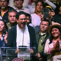 Colômbia inicia a apuração oficial das eleições; Cepeda contesta 33 mil urnas