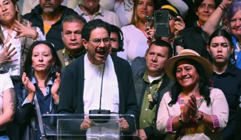 Colômbia inicia a apuração oficial das eleições; Cepeda contesta 33 mil urnas