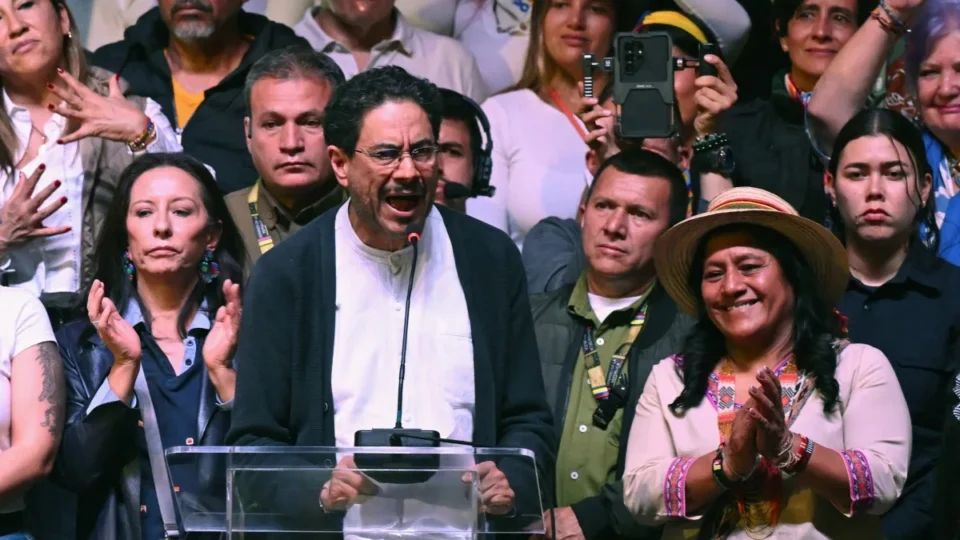 Colômbia inicia a apuração oficial das eleições; Cepeda contesta 33 mil urnas