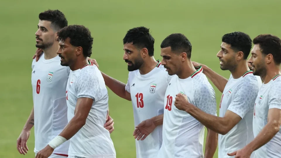 Em carta deixada em vestiário, seleção iraniana pede paz entre nações