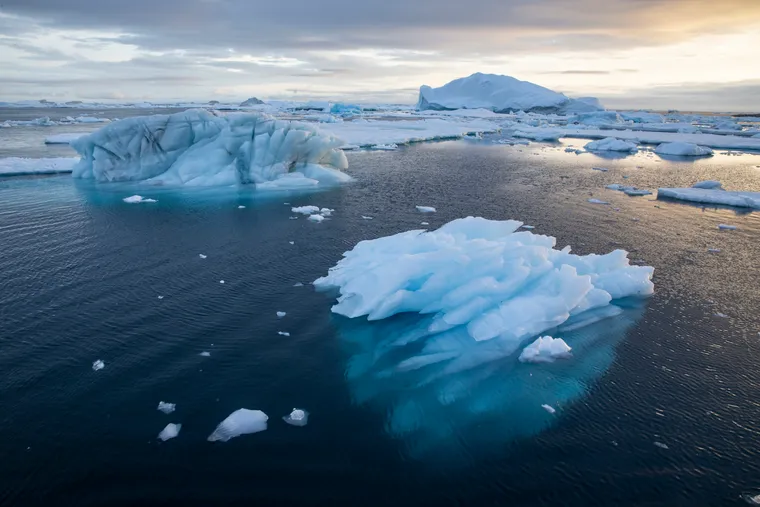O derretimento acelerado das calotas polares é uma das consequências mais visíveis do aquecimento dos oceanos. Em 2024, a Organização Meteorológica Mundial (OMM) alertou que existe 80% de chance de a temperatura média global ultrapassar temporariamente 1,5°C acima dos níveis pré-industriais em pelo menos um dos próximos cinco anos. O avanço desse processo contribui para a elevação do nível do mar, que já ameaça cidades costeiras como Miami, Nova York, Boston, San Francisco e New Orleans, além de regiões densamente povoadas na Ásia. Estudos publicados na revista Nature apontam que áreas do sul do Vietnã, Jacarta, Bangkok, Xangai e Mumbai estão entre os locais mais vulneráveis às inundações e à perda permanente de territórios até meados do século. Foto: Paul Nicklen