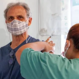 Butantan continua estudo da vacina da dengue em idosos após suspensão temporária