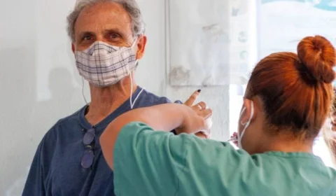 Butantan continua estudo da vacina da dengue em idosos após suspensão temporária