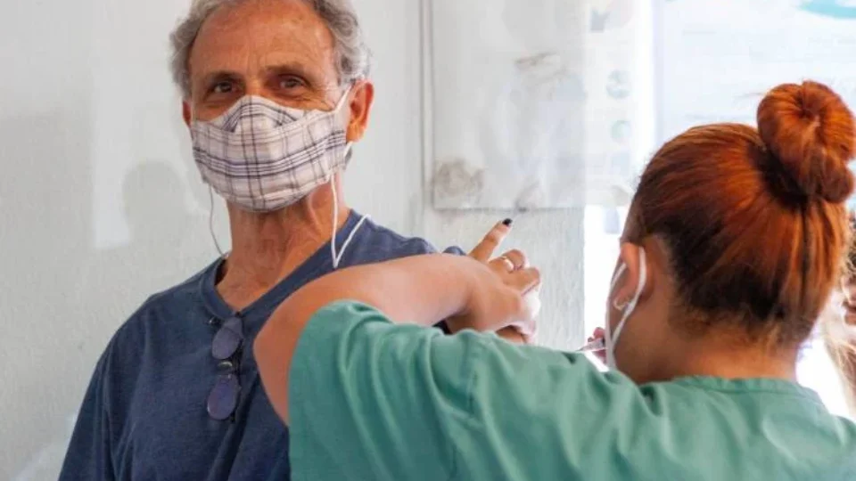 Butantan continua estudo da vacina da dengue em idosos após suspensão temporária