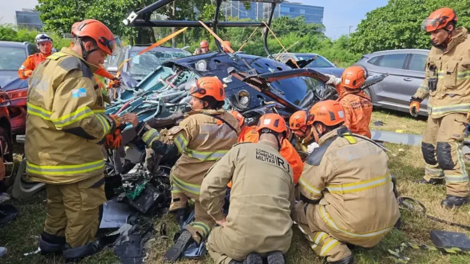 Helicóptero envolvido em colisão no Rio cedia horas de voo à prefeitura sem autorização da Anac