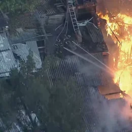 Incêndio destrói 50 casas em comunidade na zona sul de São Paulo
