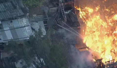 Incêndio destrói 50 casas em comunidade na zona sul de São Paulo