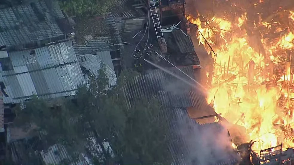 Incêndio destrói 50 casas em comunidade na zona sul de São Paulo