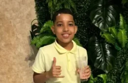 Criança baleada em quadra morreu nos braços do irmão no Rio, diz tio