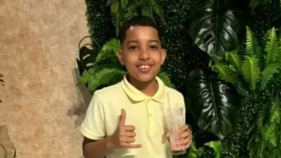 Criança baleada em quadra morreu nos braços do irmão no Rio, diz tio