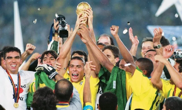 Comemoração da Seleção Brasileira pelo pentacampeonato em 2002 / AP| Imageplus Foto Carlo Fumagalli