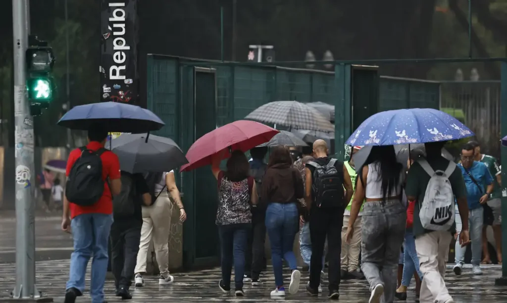 Centro-Sul do Brasil recebe chuva forte; veja previsão do tempo