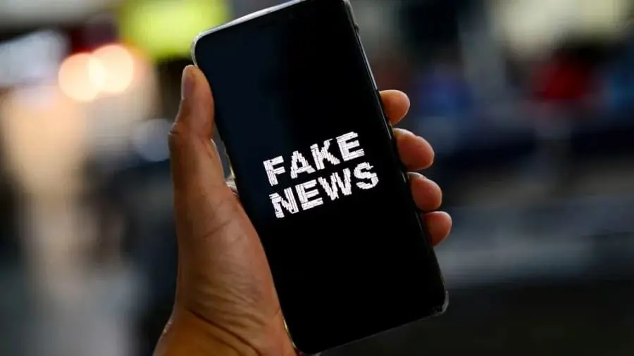 A rápida disseminação de conteúdos classificados como fake news em dispositivos móveis desafia usuários e checadores de fatos a adotarem hábitos de consumo crítico da informação. Foto: Pedro França/Agência Senado