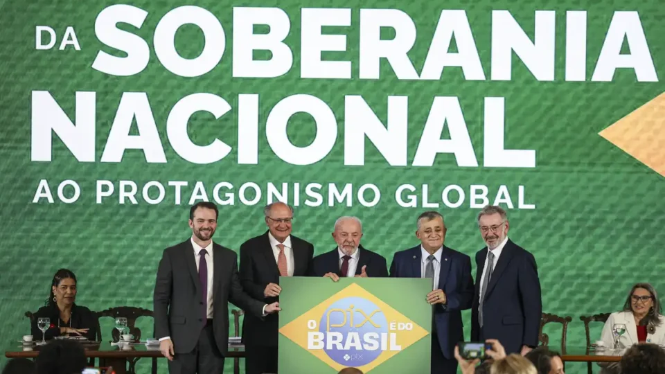 ‘Brasil não abaixa a cabeça’, diz Durigan ao defender soberania e Pix