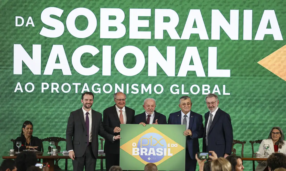 ‘Brasil não abaixa a cabeça’, diz Durigan ao defender soberania e Pix