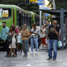 Fim da escala 6×1 impactaria 37 milhões de trabalhadores com carteira assinada