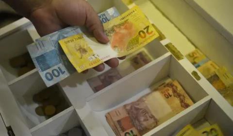 Juros caem pela terceira vez seguida e chegam a 14,25% ao ano
