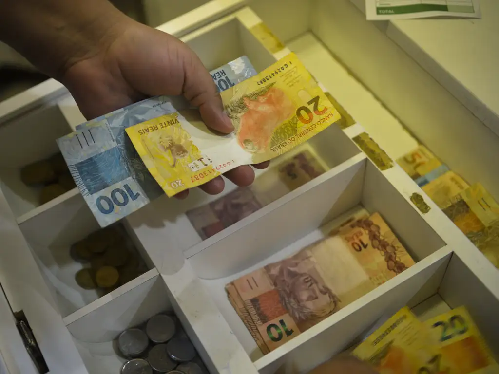 Juros caem pela terceira vez seguida e chegam a 14,25% ao ano