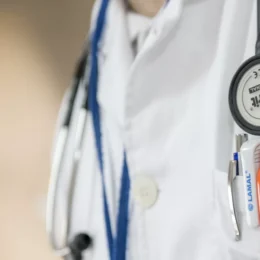 Governo Lula torna Enamed obrigatório para exercício da medicina no Brasil