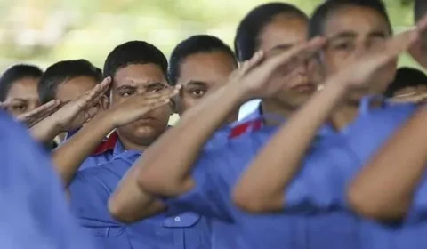 Sem barba, brinco ou bigode: alunos denunciam preconceitos em escolas cívico-militares