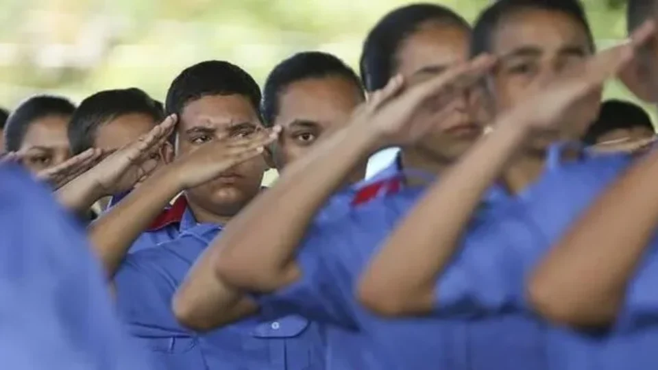 Sem barba, brinco ou bigode: alunos denunciam preconceitos em escolas cívico-militares