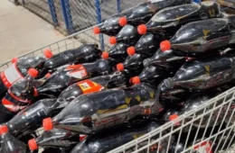 Coca-Cola recolhe garrafas e assume prejuízo após furto de figurinhas da Copa