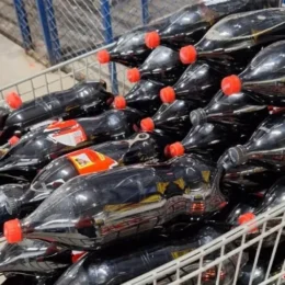 Coca-Cola recolhe garrafas e assume prejuízo após furto de figurinhas da Copa