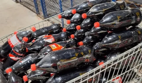 Coca-Cola recolhe garrafas e assume prejuízo após furto de figurinhas da Copa