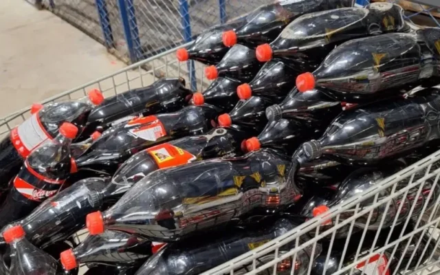 Coca-Cola recolhe garrafas e assume prejuízo após furto de figurinhas da Copa