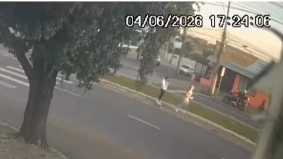 Amigas são suspeitas de homicídio após pararem para foto e ciclista morrer