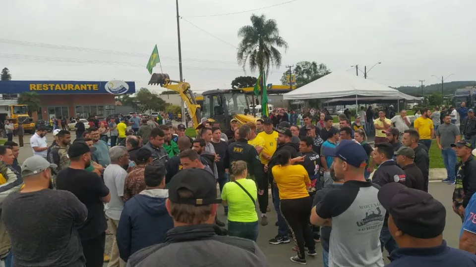 Câmara aprova anistia a caminhoneiros que bloquearam estradas após derrota de Bolsonaro