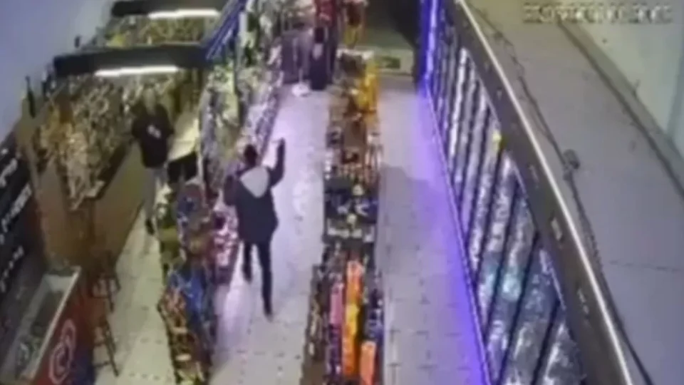 Cliente se irrita com preço de cerveja e tenta matar dono de loja em SC