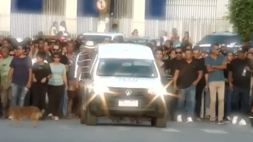 Assassinada em 25 de outubro de 2025, pouco após tentar prestar depoimento em uma delegacia, a professora Simone Marques da Silva era querida pela vizinhança, Dezenas de moradores compareceram em seu velório. Foto: reprodução/ Orçamento Secreto