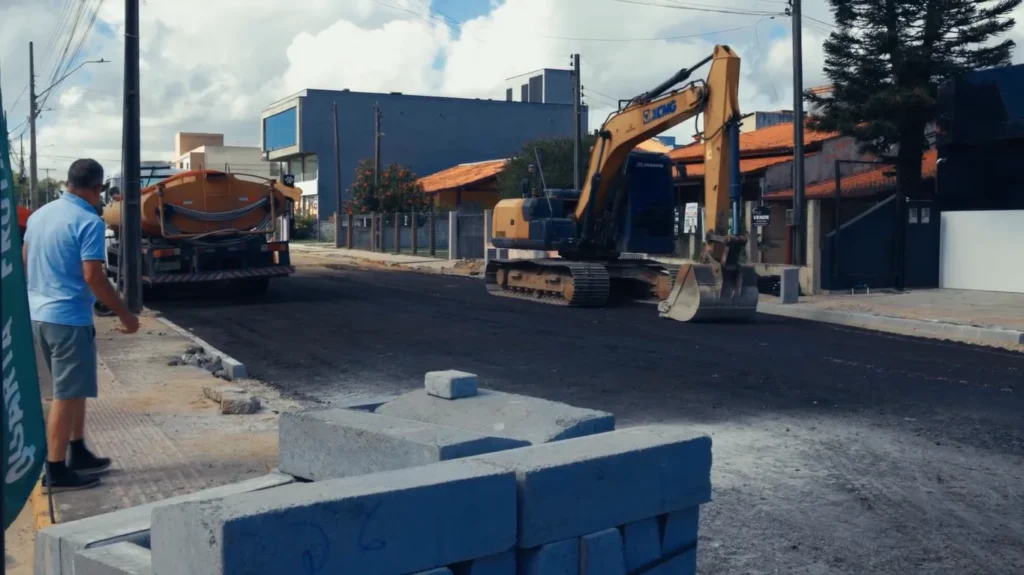 No litoral catarinense, cidades como Garopaba e Laguna utilizaram o dinheiro destinado por emendas parlamentares para realizar obras de pavimentação. Moradores dos municípios, no entanto, relatam a baixa qualidade do serviço entregue. Foto: reprodução/Orçamento Secreto