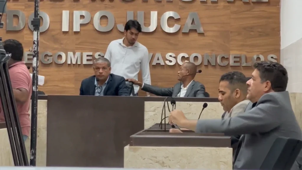 O vereador Professor Eduardo (ao centro) chegou a ser preso por consequência das investigações acerca do destino de emendas parlamentares em Ipojuca, Pernambuco. Atualmente, o político ocupa a presidência da Câmara dos Vereadores da cidade. Foto: reprodução/Orçamento Secreto 