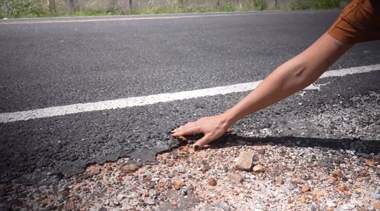 Nos pontos onde obras de pavimentação foram concluídas, a reportagem do ICL Notícias constatou a utilização de asfalto de baixa qualidade. Foto: reprodução/Orçamento Secreto