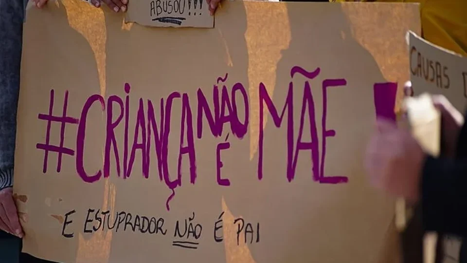 Mulheres convocam atos contra projeto que dificulta aborto legal em crianças estupradas