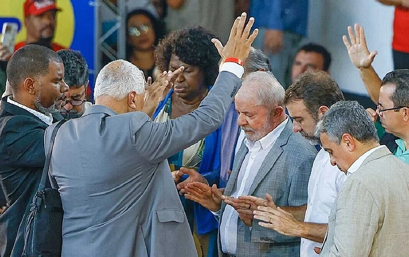 PT lança carta a evangélicos, critica 'manipulação da fé' e acena a igrejas