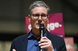 Keir Starmer anuncia renúncia ao cargo de primeiro-ministro do Reino Unido