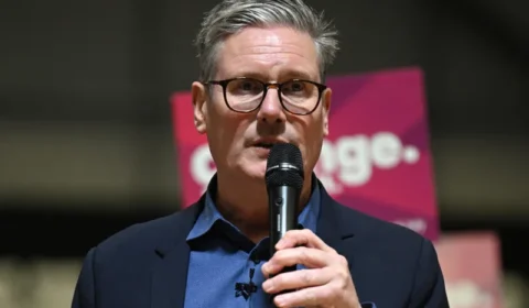 Keir Starmer anuncia renúncia ao cargo de primeiro-ministro do Reino Unido