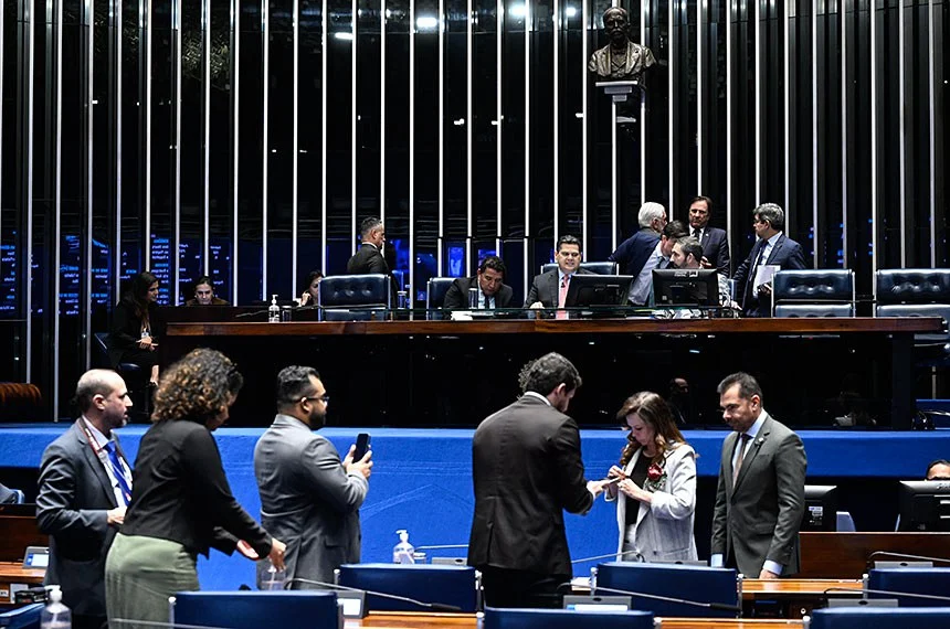 Senadores propõem nova jornada de trabalho flexível com redução de direitos