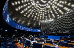 Alcolumbre descarta votação rápida da PEC do fim da escala 6×1 no Senado