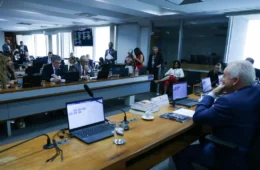 Tramitação da PEC do fim da escala 6×1 é discutida por senadores