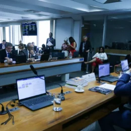 Tramitação da PEC do fim da escala 6×1 é discutida por senadores