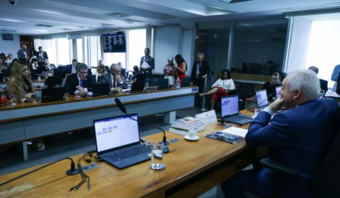Tramitação da PEC do fim da escala 6×1 é discutida por senadores